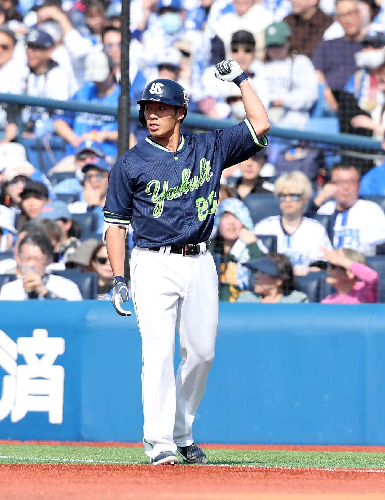 DeNA対ヤクルト　2回表ヤクルト2死一、三塁、山野は内野適時打を放ちガッツポーズ（撮影・鈴木正人）　