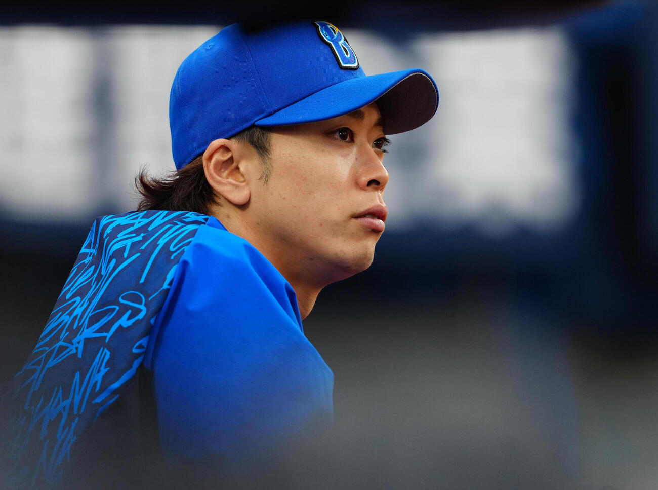 DeNA対ヤクルト　9回裏、ベンチから試合を見るDeNA入江（撮影・鈴木みどり）