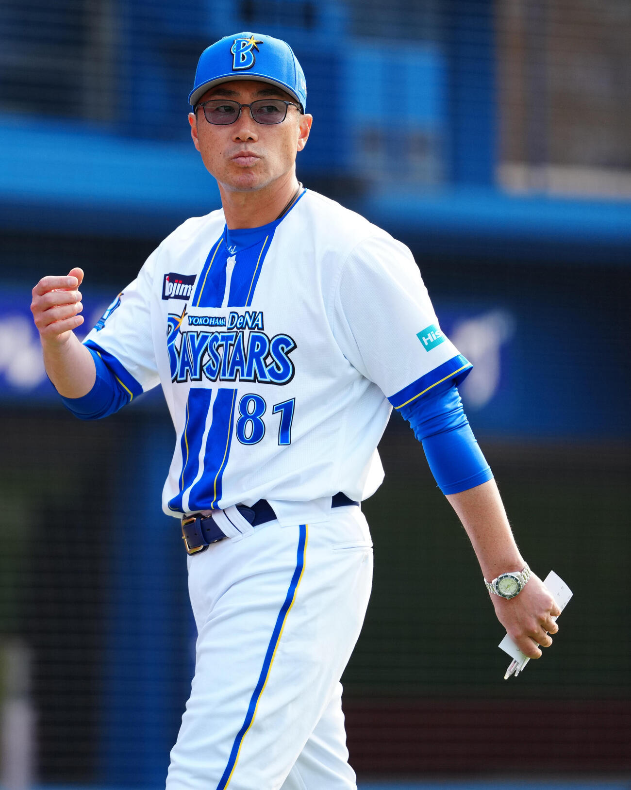 DeNA対ヤクルト　5回表、入江の降板を告げベンチへ戻るDeNA相川監督（撮影・鈴木みどり）