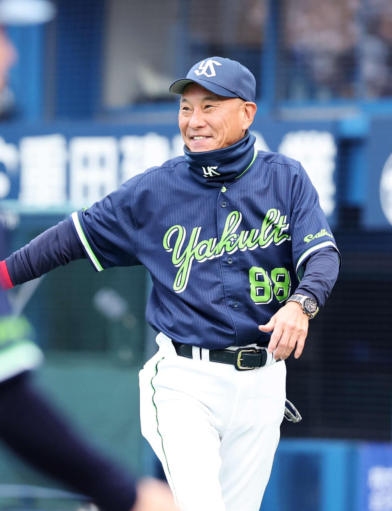 DeNA対ヤクルト　6回裏、選手交代を告げベンチに引き揚げるヤクルト池山監督（撮影・鈴木正人）　