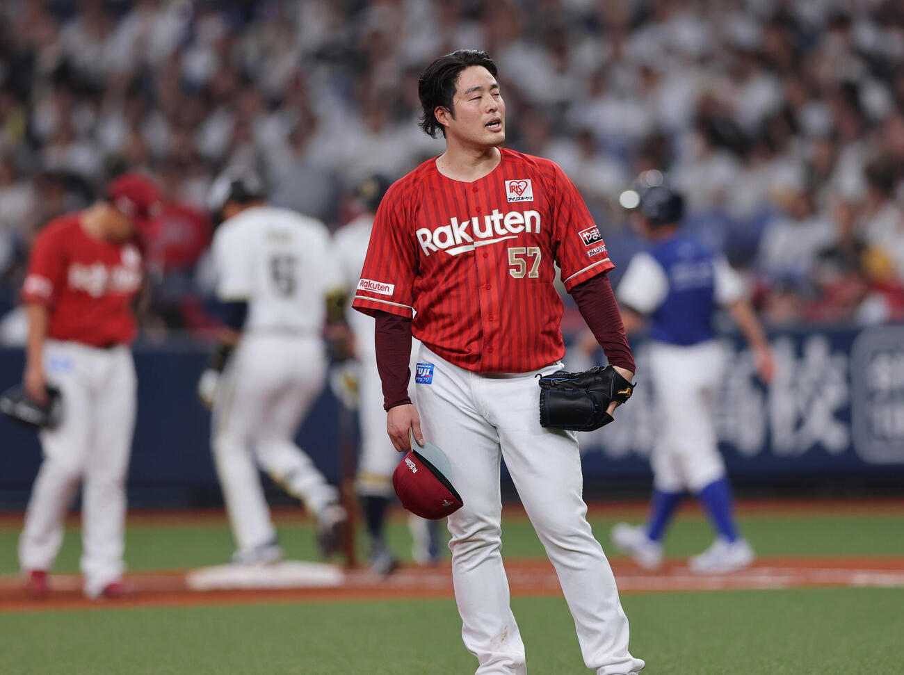 オリックス対楽天　2回裏オリックス2死一塁、滝中は宗に死球を与え、帽子を取る（撮影・上山淳一）
