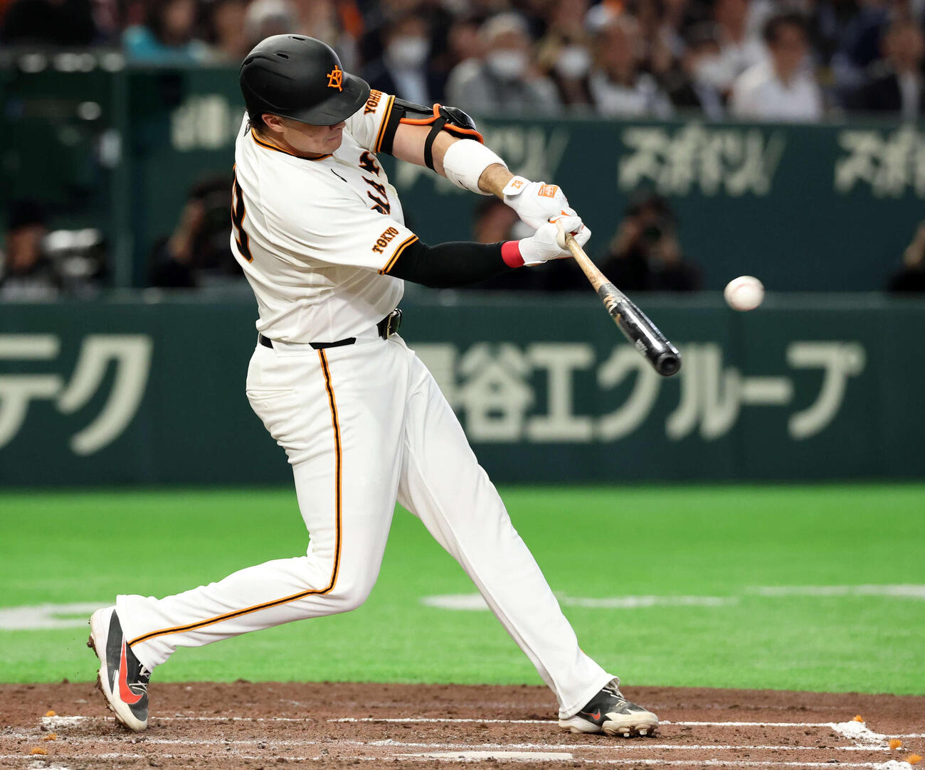 ソロ本塁打を放つ巨人ダルベック（2026年3月撮影）