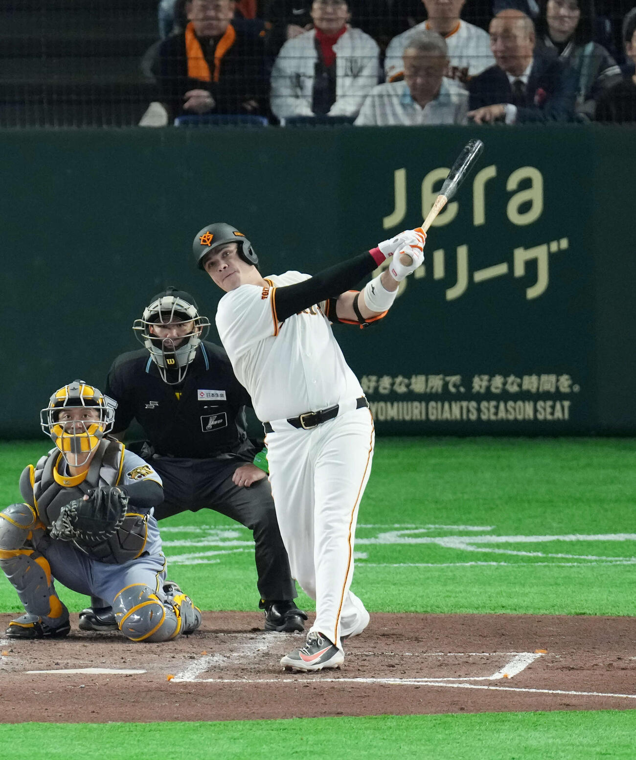 ソロ本塁打を放つ巨人ダルベック（2026年3月撮影）