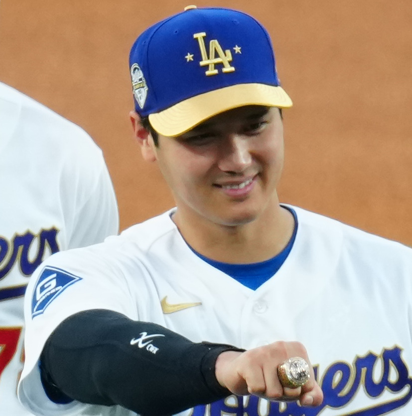 チャンピオンズリングセレモニーでリングを着けるドジャース大谷（2026年3月撮影）