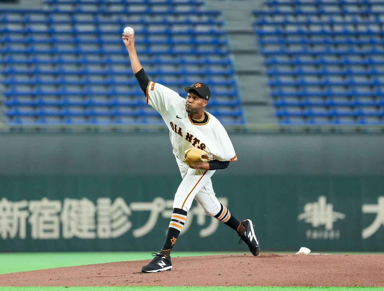 ライブBPで力投する巨人マルティネス（撮影・増田悦実）