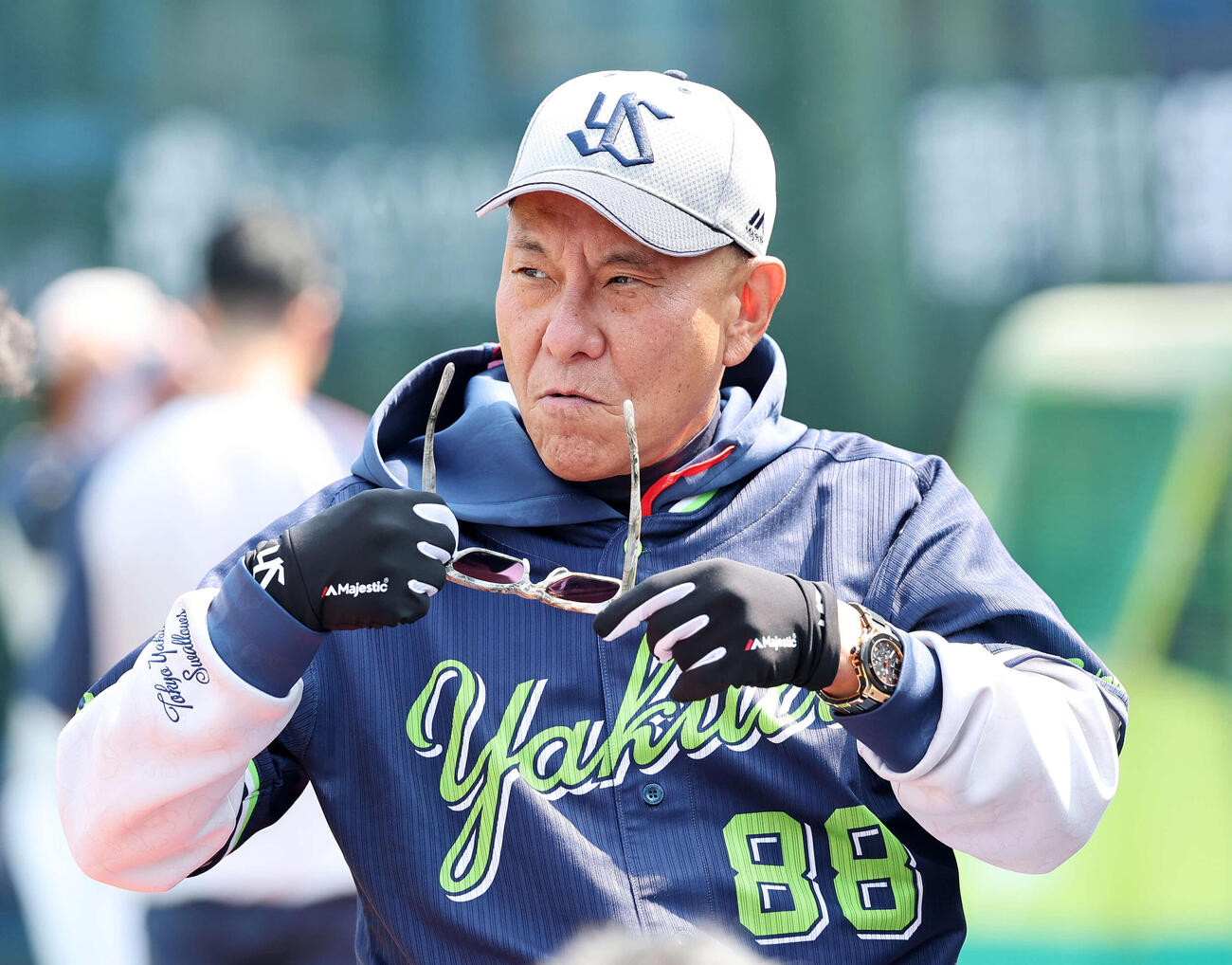 DeNA対ヤクルト　練習を見つめるヤクルト池山監督（撮影・鈴木正人）　