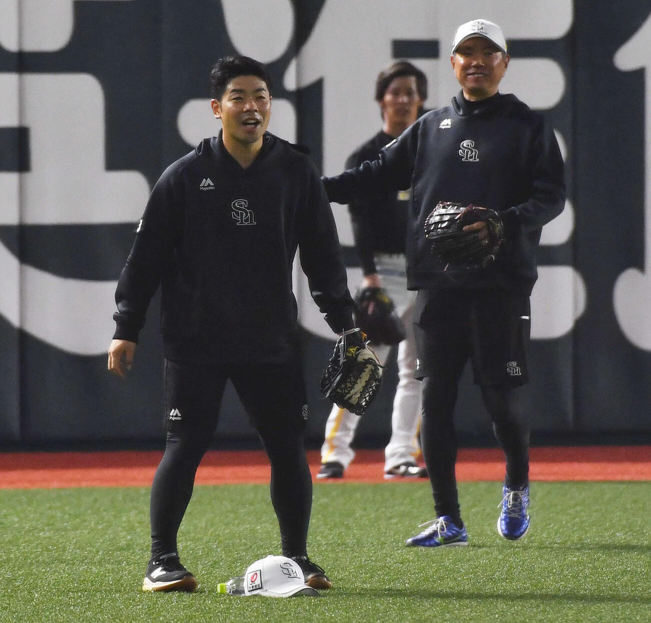 ソフトバンク対日本ハム　試合前、左翼守備の練習を行うソフトバンク近藤（左）。右は小久保監督（撮影・岩下翔太）
