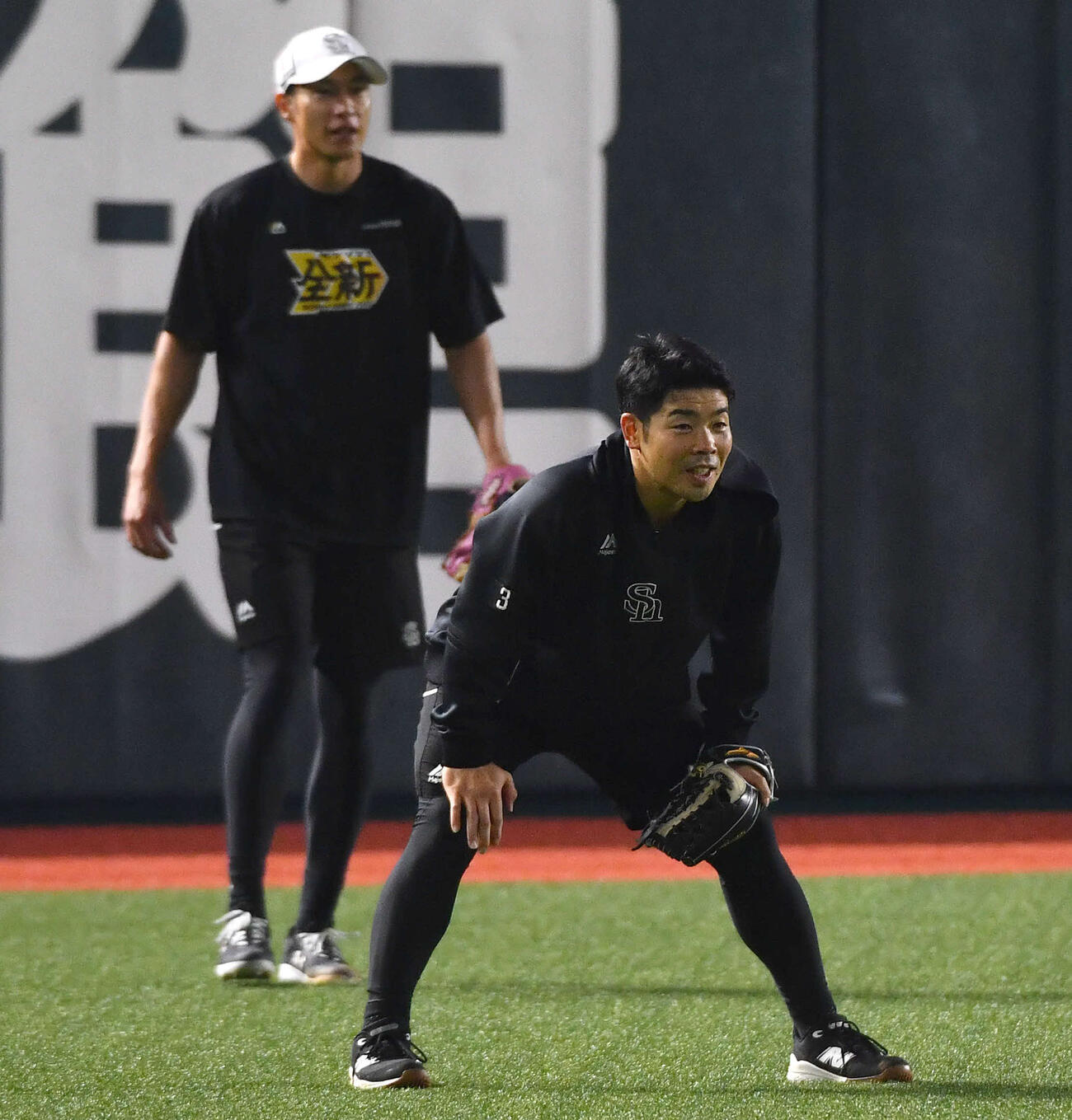ソフトバンク対日本ハム　試合前、柳田（左）と左翼守備の練習をするソフトバンク近藤（撮影・岩下翔太）
