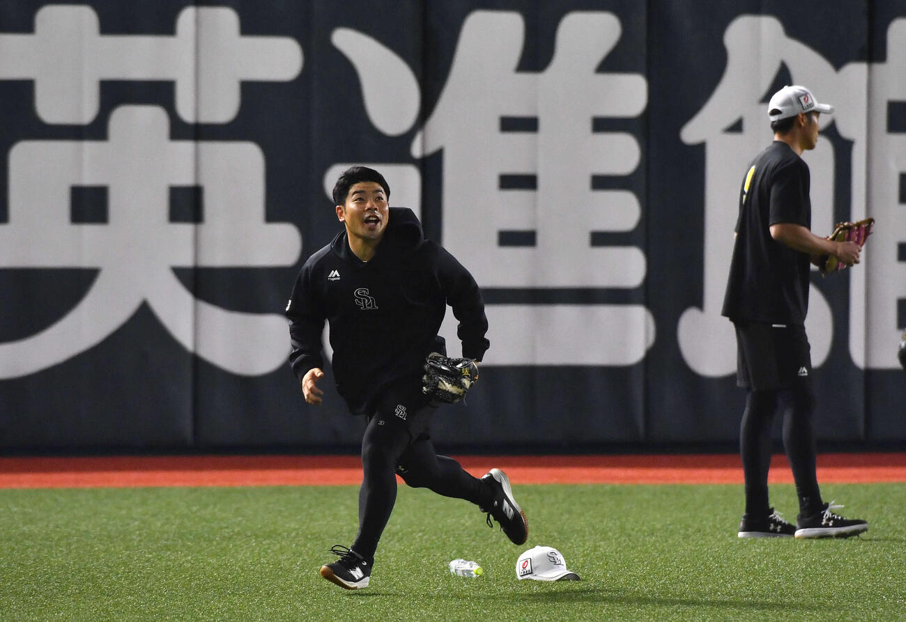 ソフトバンク対日本ハム　試合前、左翼守備の練習を行うソフトバンク近藤（撮影・岩下翔太）