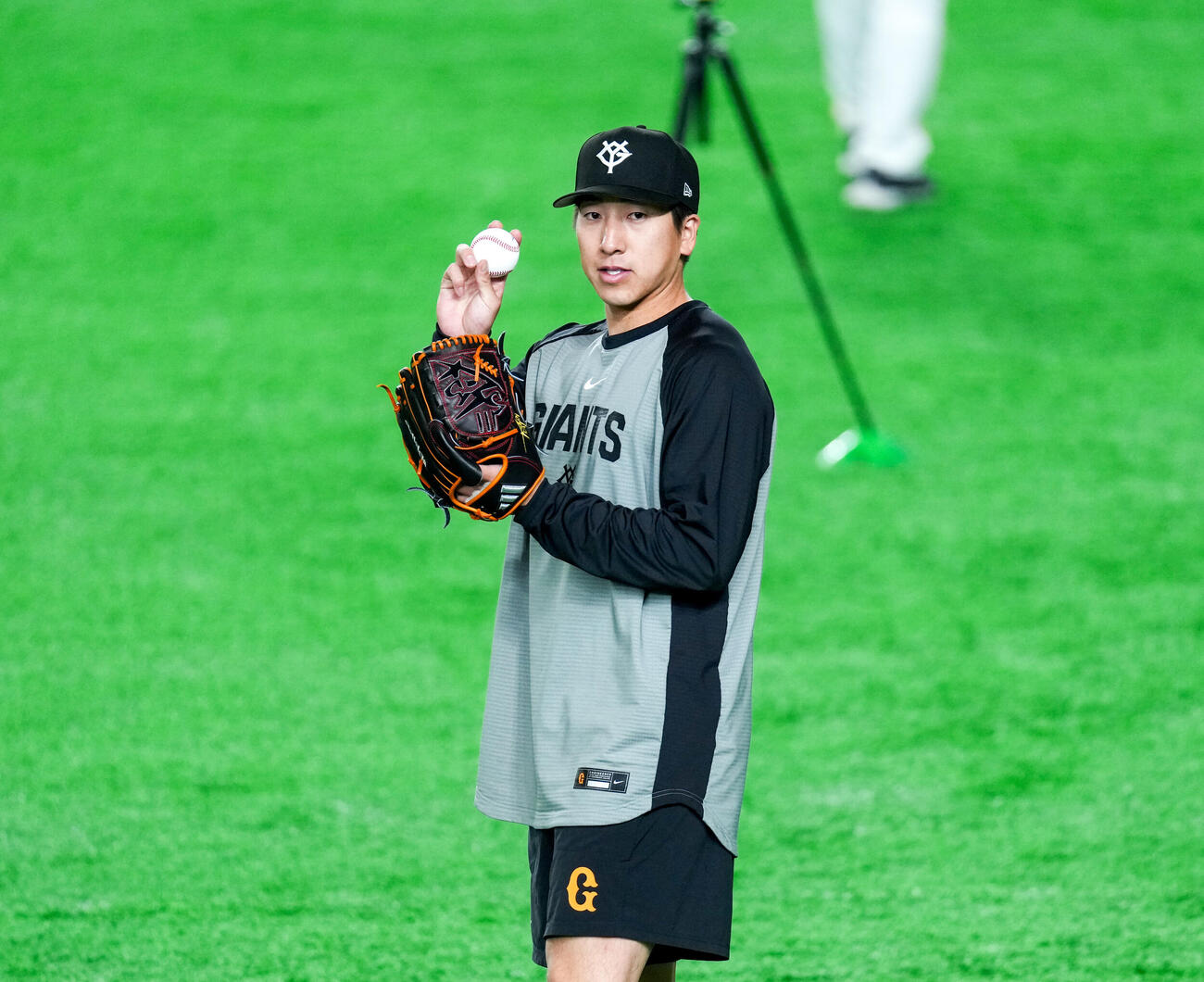 キャッチボールをする巨人大勢（撮影・増田悦実）