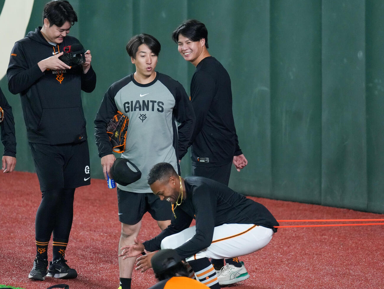 トレーニングするマルティネス（下）に驚く巨人大勢（中央左）と田和（撮影・増田悦実）