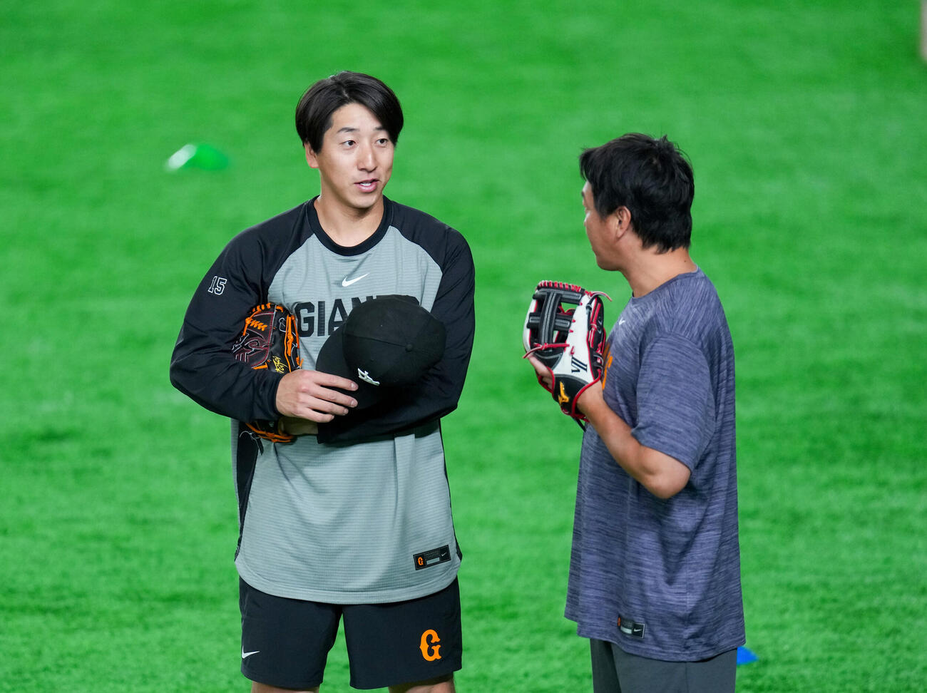 練習中、話をする巨人大勢（左）と長野編成本部参与（撮影・増田悦実）