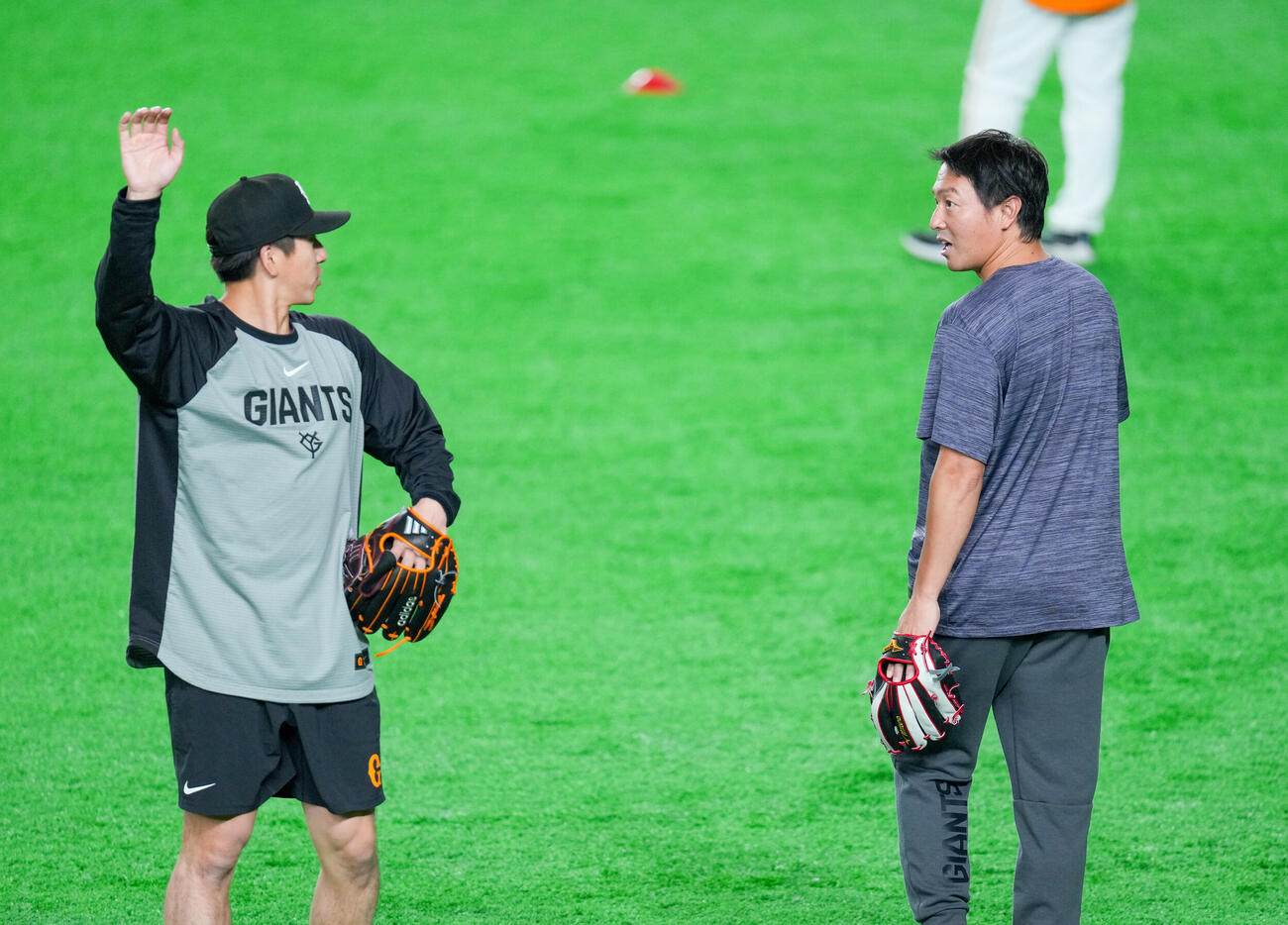 練習中、話をする巨人大勢（左）と長野編成本部参与（撮影・増田悦実）
