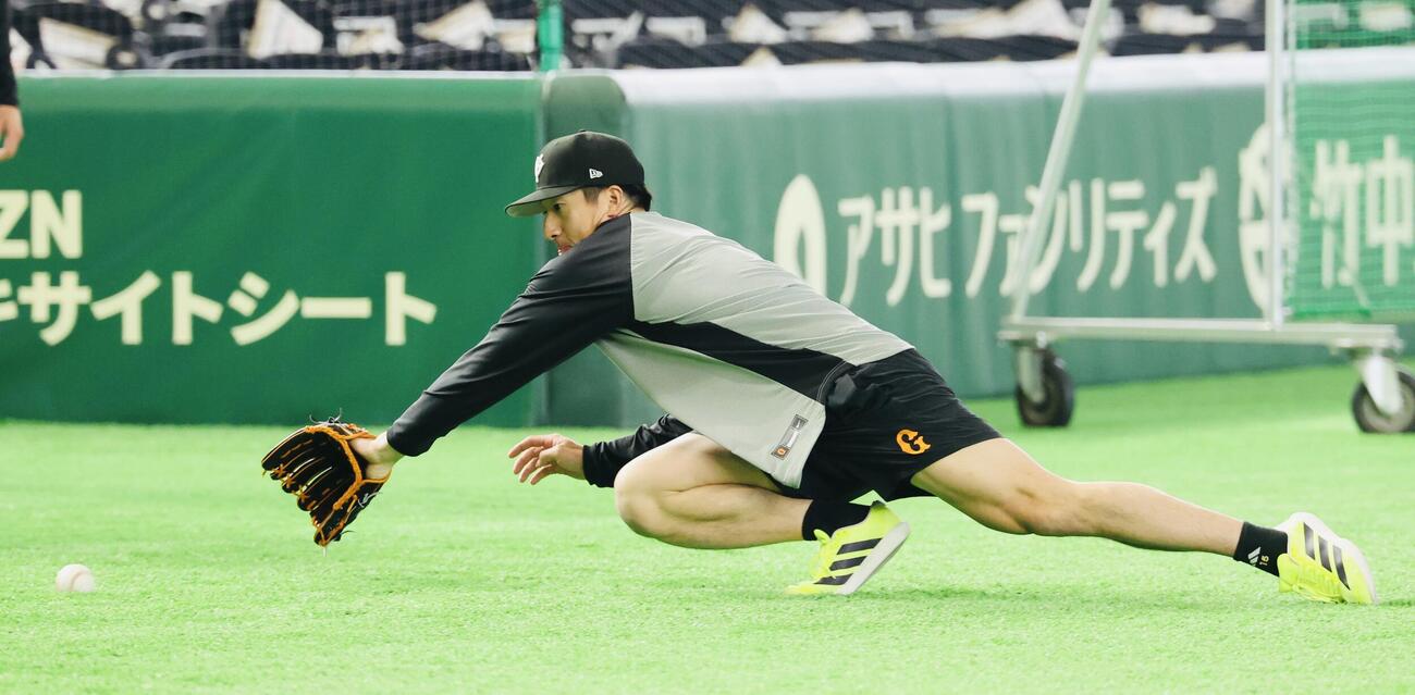 巨人対阪神　ノックを受ける巨人大勢(撮影・浅見桂子)