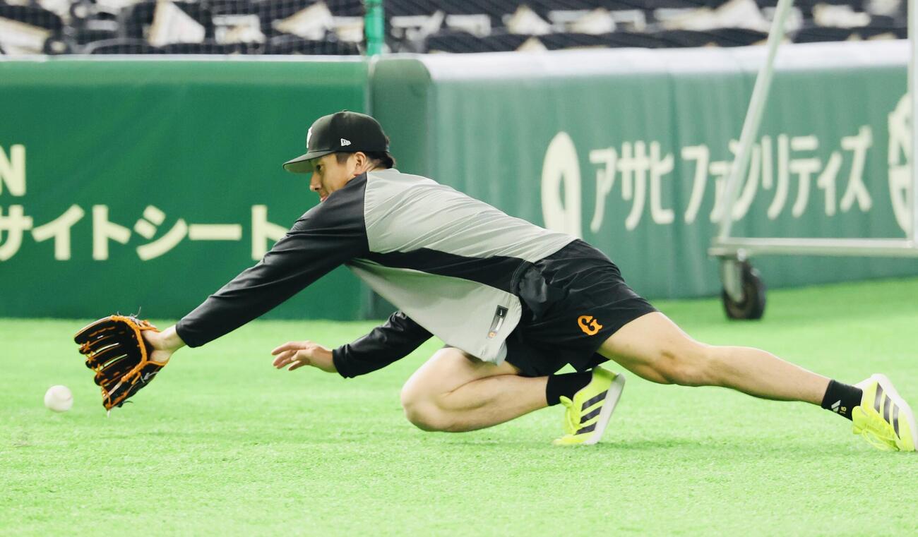 巨人対阪神　ノックを受ける巨人大勢(撮影・浅見桂子)
