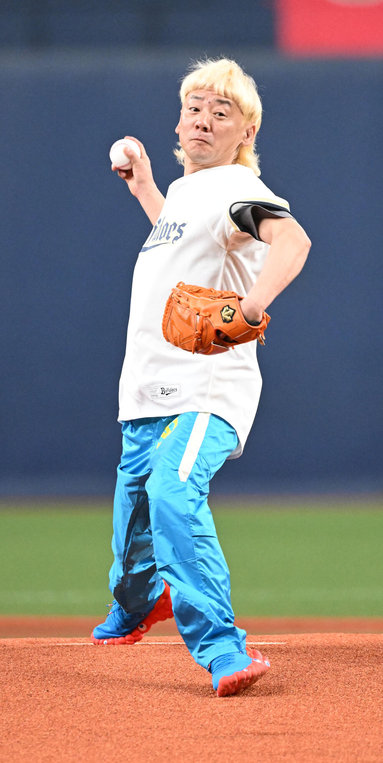 オリックス対楽天　始球式を務めるボートレーサーの湯川浩司選手（撮影・和賀正仁）