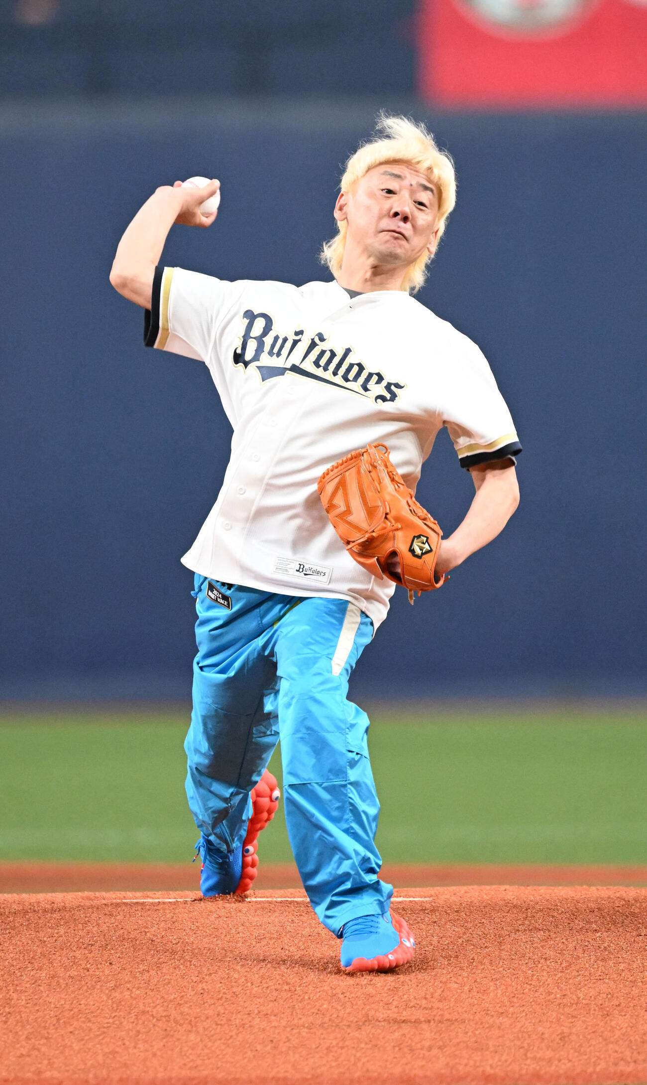オリックス対楽天　始球式を務めるボートレーサーの湯川浩司選手（撮影・和賀正仁）