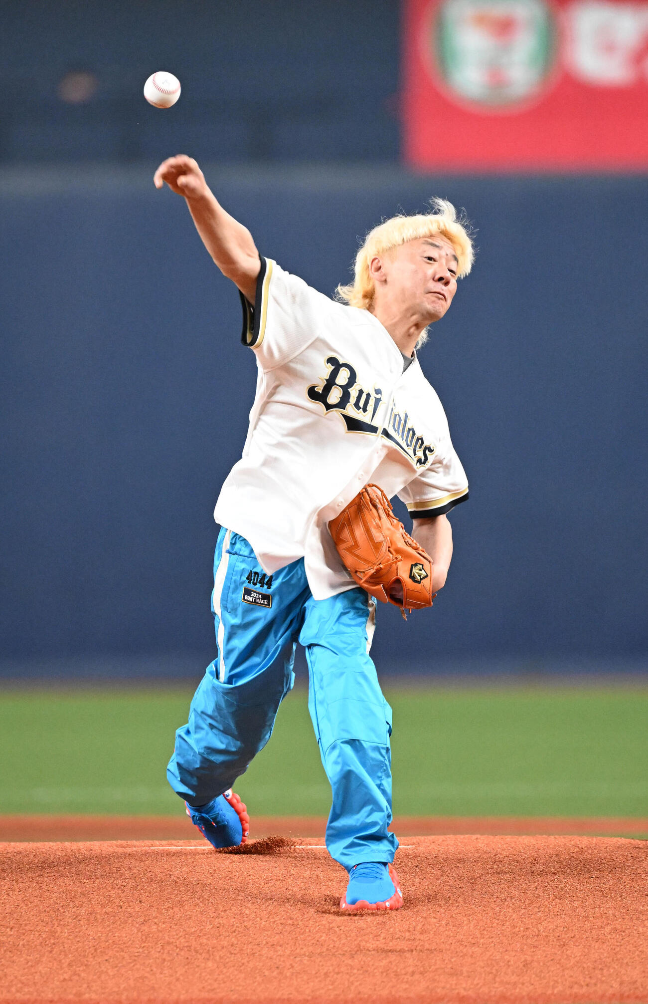 オリックス対楽天　始球式を務めるボートレーサーの湯川浩司選手（撮影・和賀正仁）