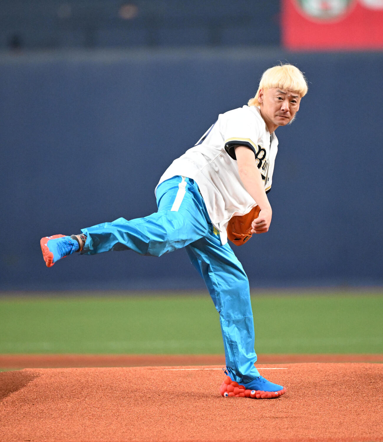 オリックス対楽天　始球式を務めるボートレーサーの湯川浩司選手（撮影・和賀正仁）
