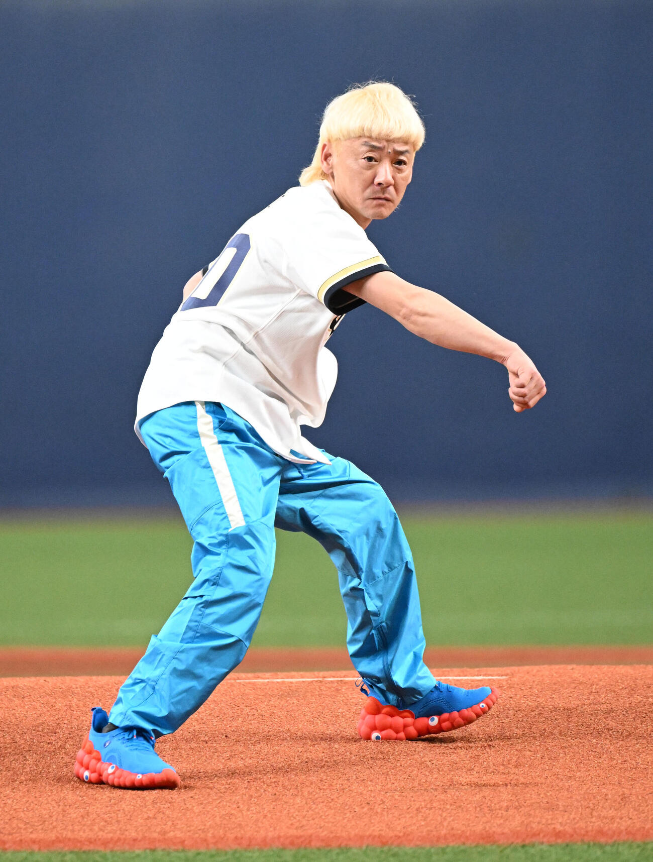 オリックス対楽天　始球式を務めるボートレーサーの湯川浩司選手（撮影・和賀正仁）