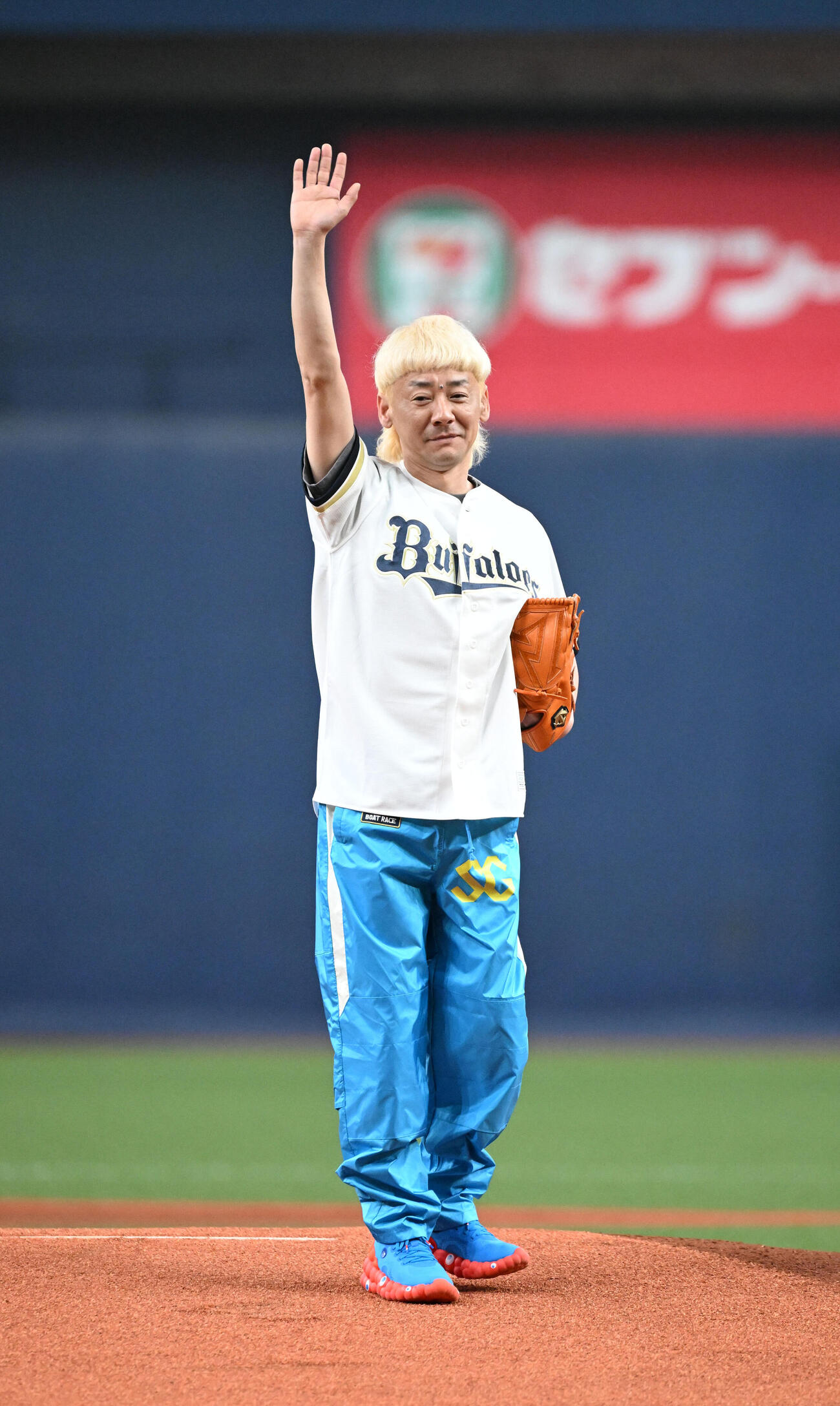 オリックス対楽天　始球式を務めるボートレーサーの湯川浩司選手（撮影・和賀正仁）