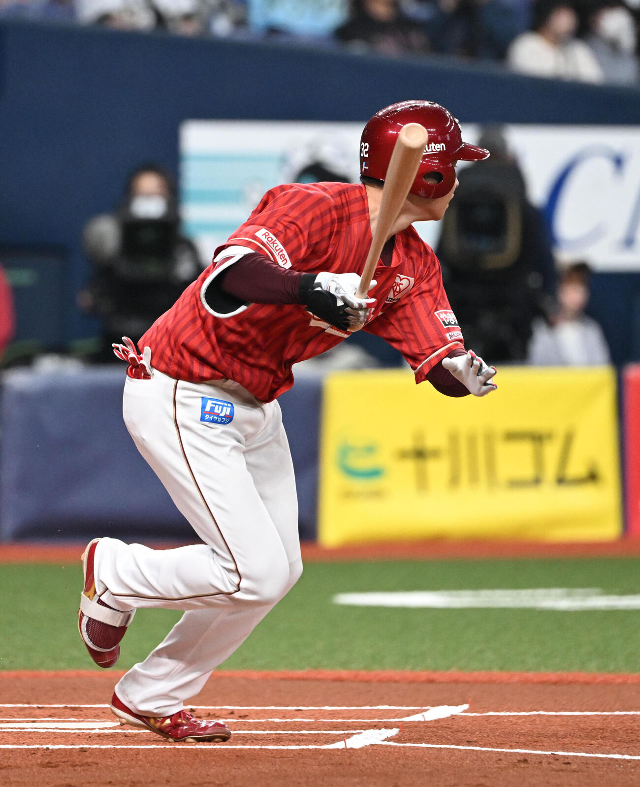 オリックス対楽天　1回表楽天無死三塁、左翼線に適時二塁打を放つ中島（撮影・和賀正仁）