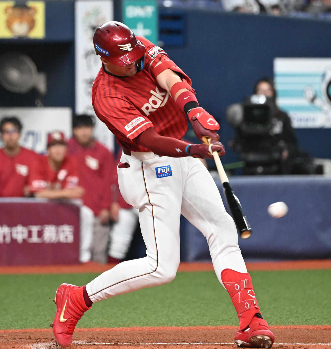 オリックス対楽天　1回表楽天1死三塁、中犠飛を放つマッカスカー（撮影・和賀正仁）