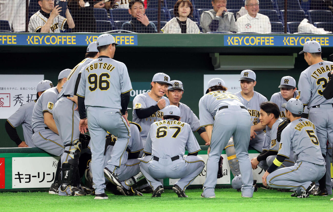 巨人対阪神　試合前円陣で声出しする阪神森下（中央）（撮影・浅見桂子）