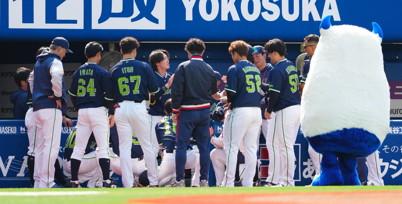 DeNA対ヤクルト　ヤクルトの円陣に加わるバート（右）（撮影・鈴木みどり）