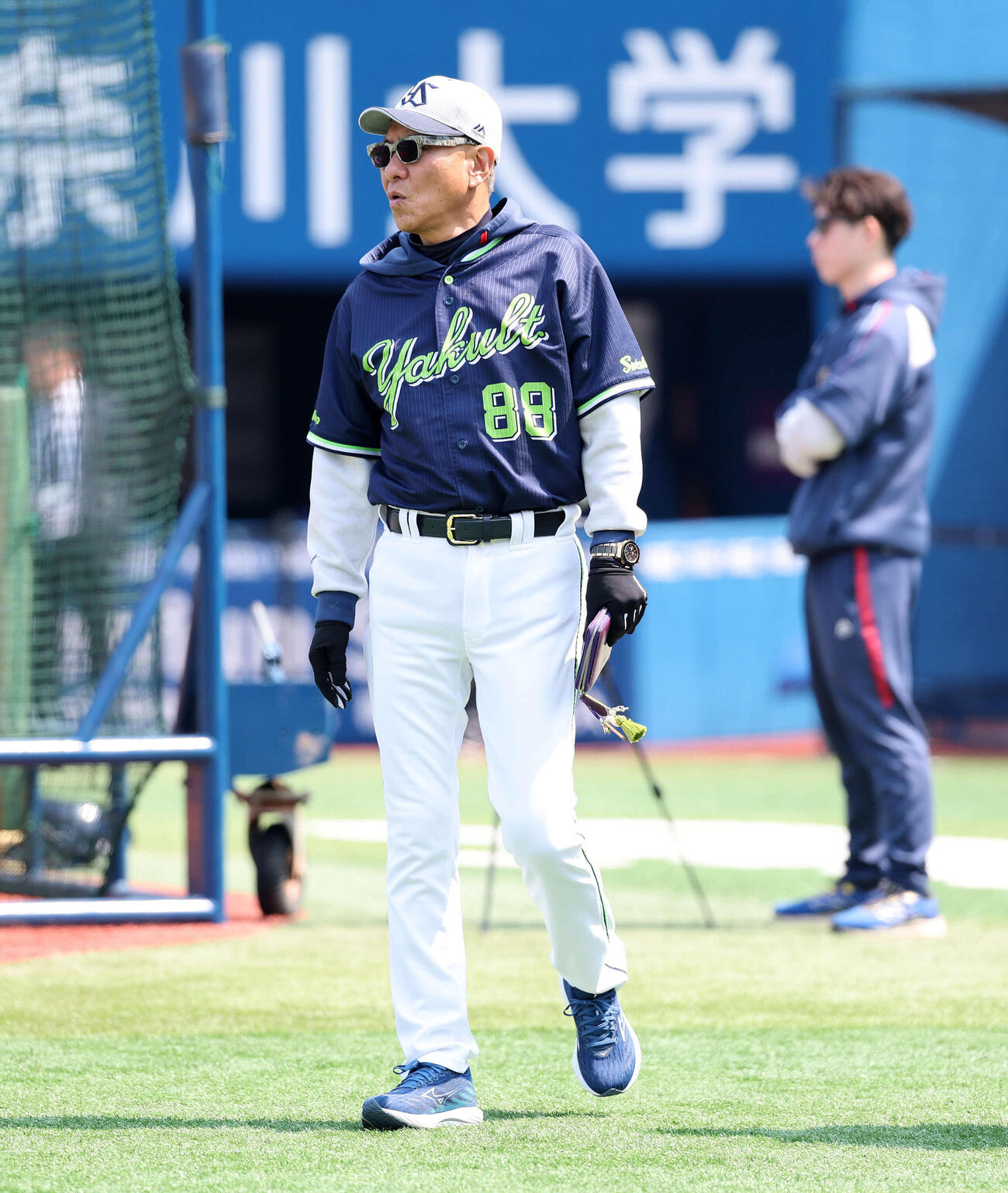 DeNA対ヤクルト　練習を見つめるヤクルト池山監督（撮影・鈴木正人）　