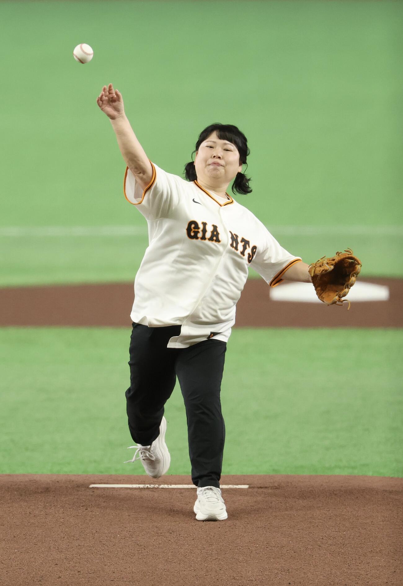 巨人対阪神　ファーストピッチを務めたニッチェの近藤くみこ(撮影・浅見桂子)