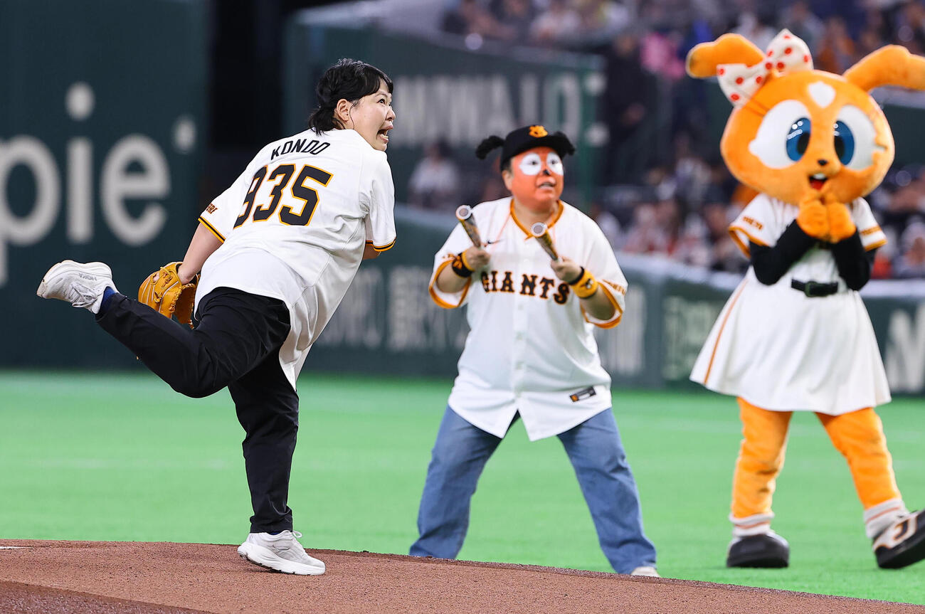 巨人対阪神　ファーストピッチセレモニーで投球するニッチェ・近藤くみことジャビットくんのペイントをした江上敬子（撮影・上田博志）