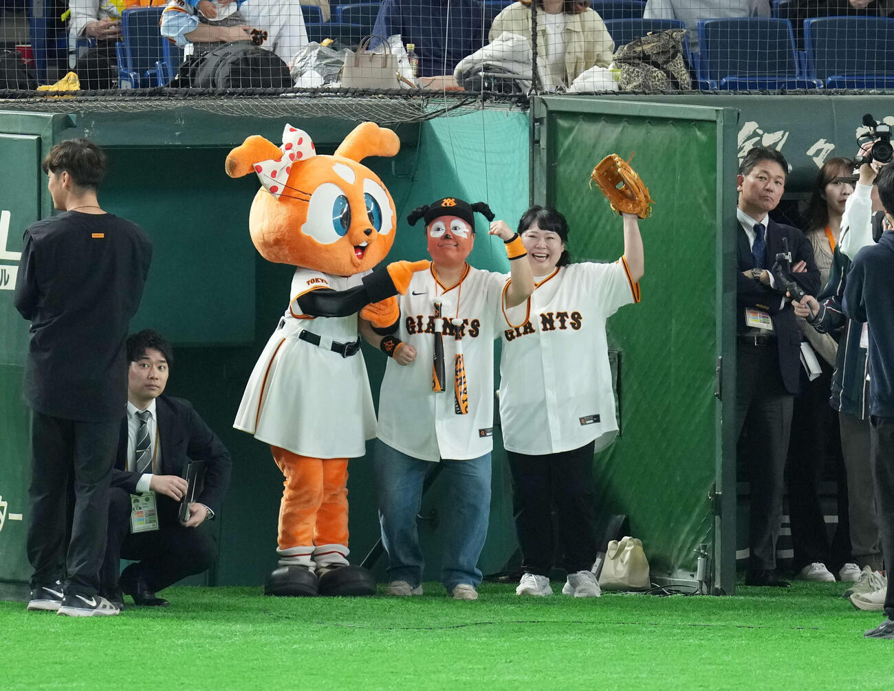 巨人対阪神　ファーストピッチに登場したニッチェ近藤くみこ（中央）と江上敬子（撮影・増田悦実）