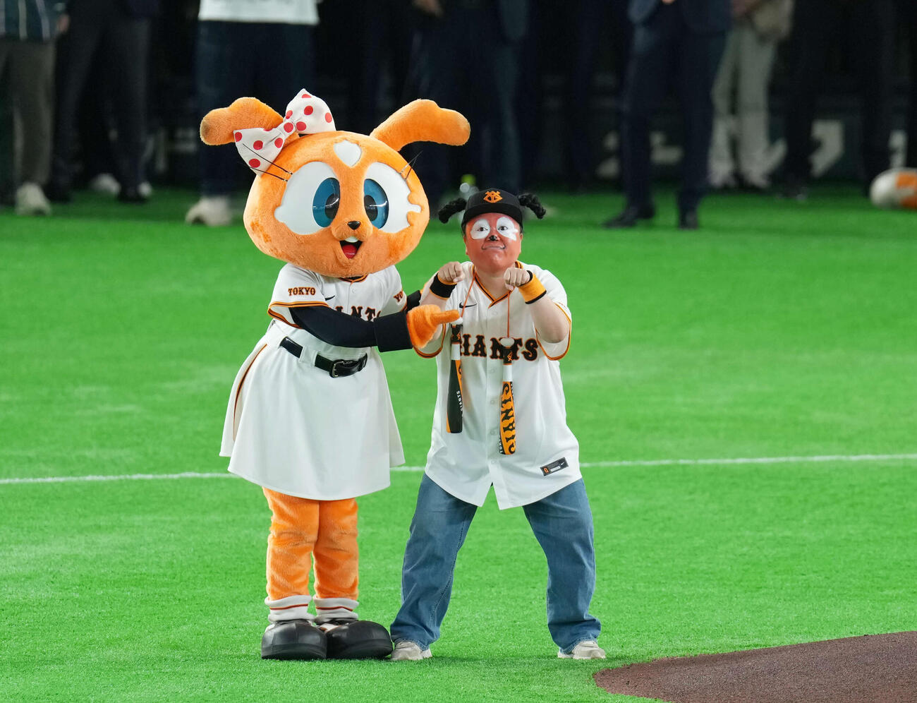 巨人対阪神　ファーストピッチにジャビットの格好をし登場したニッチェ近藤くみこ（撮影・増田悦実）