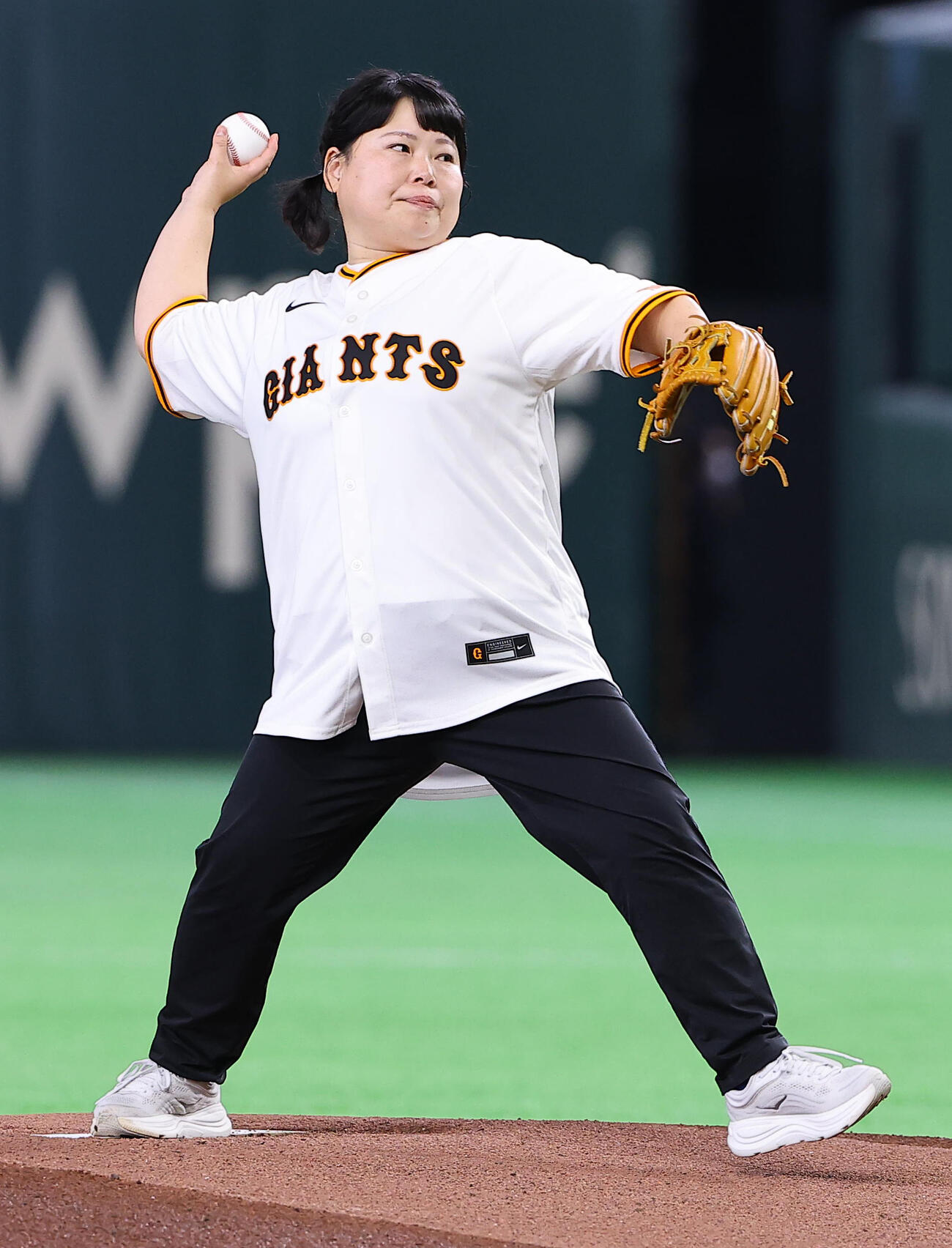 巨人対阪神　ファーストピッチセレモニーで投球するニッチェ・近藤くみこ（撮影・上田博志）