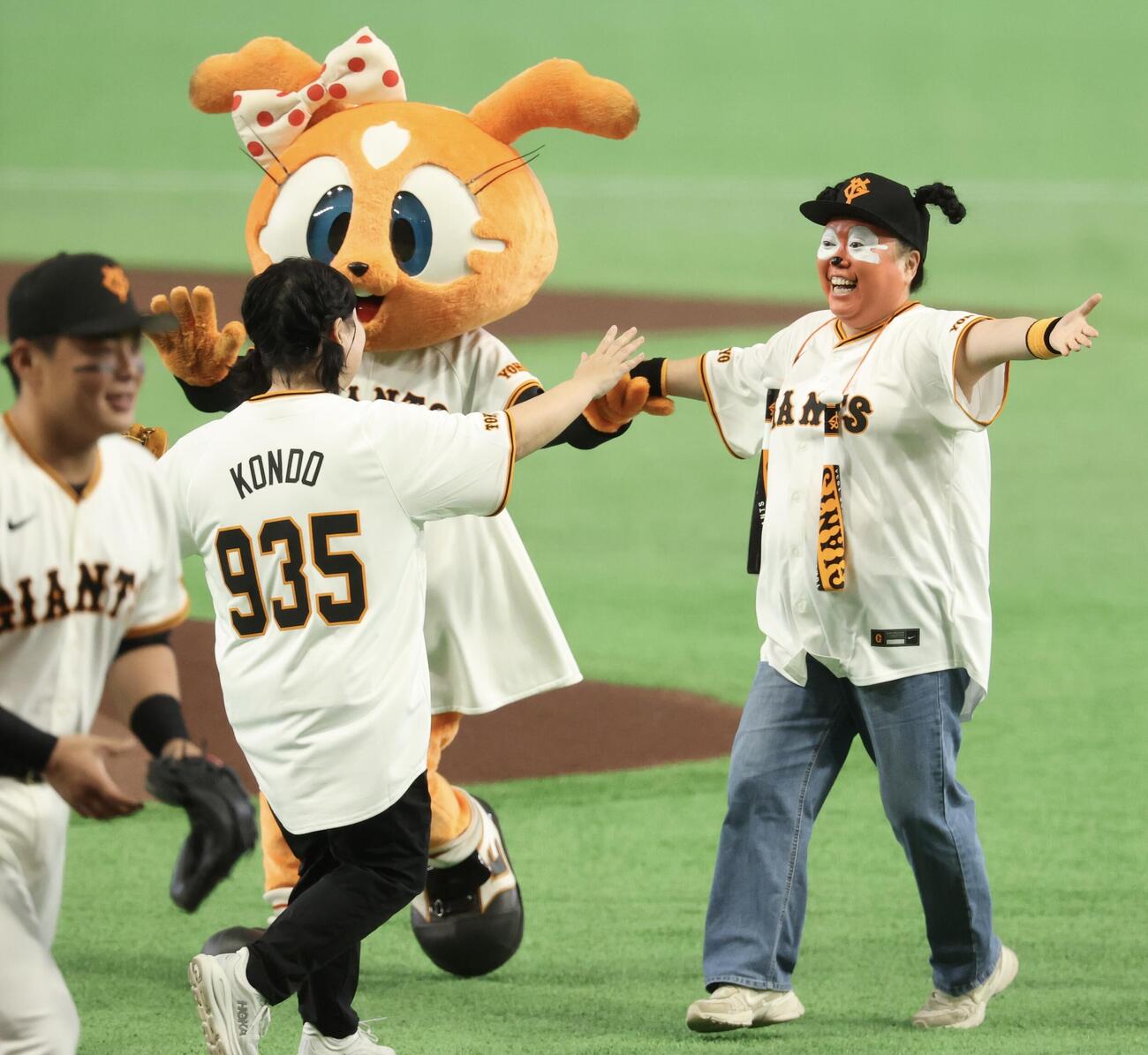 巨人対阪神　ファーストピッチを務めたニッチェの近藤くみこ(手前)と江上敬子(撮影・浅見桂子)