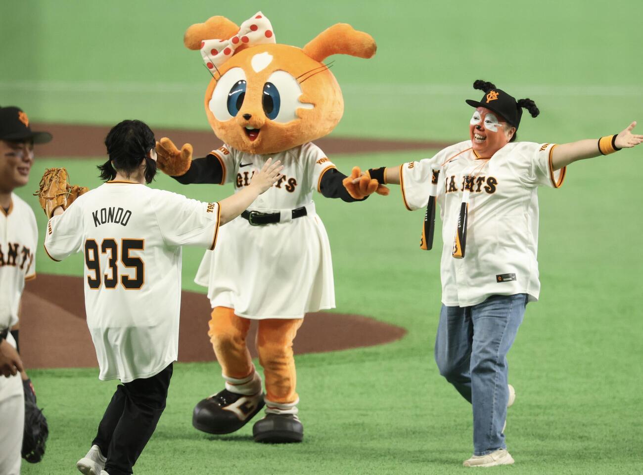 巨人対阪神　ファーストピッチを務めたニッチェの近藤くみこ(手前)と江上敬子(撮影・浅見桂子)