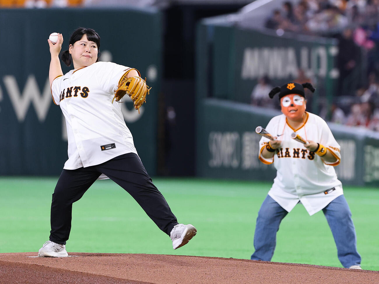 巨人対阪神　ファーストピッチセレモニーで投球するニッチェ・近藤くみことジャビットくんのペイントをした江上敬子（撮影・上田博志）