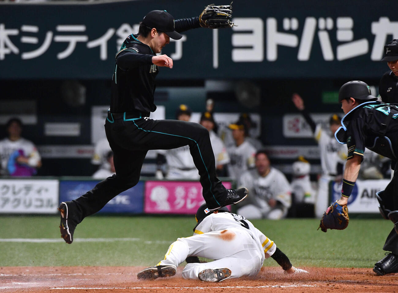ソフトバンク対日本ハム　2回裏ソフトバンク2死三塁、暴投で三塁走者・川瀬の生還を許した有原（撮影・岩下翔太）