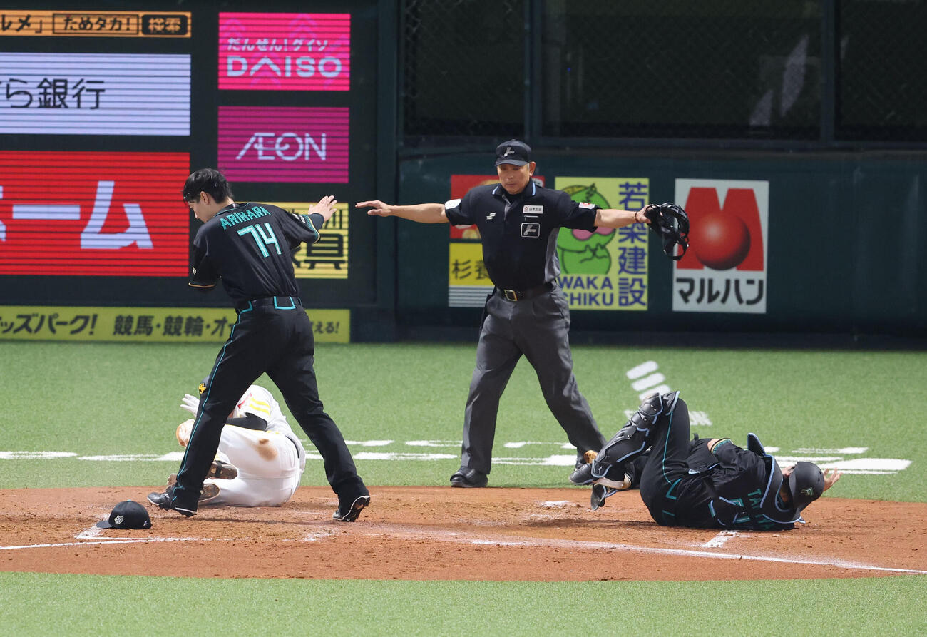 ソフトバンク対日本ハム　2回裏ソフトバンク2死三塁、打者近藤のとき有原が暴投、その間に三塁走者の川瀬が本塁をつく、その際に有原と田宮捕手が接触（撮影・梅根麻紀）