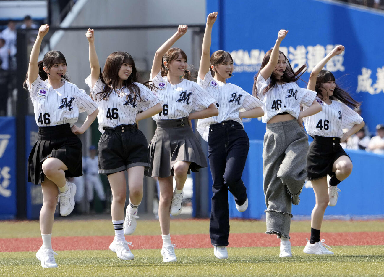 始球式に登場しパフォーマンスを披露する乃木坂野球部。左から長嶋凛桜、小川彩、黒見明香、柴田柚菜、金川紗耶、瀬戸口心月（撮影・小島史椰）