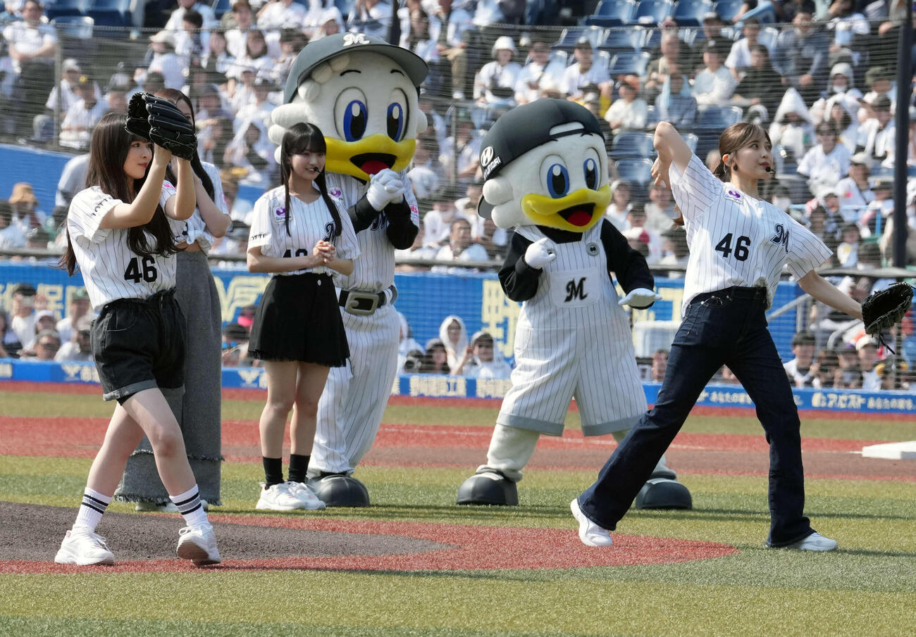 始球式を務める乃木坂野球部の小川彩（左）と柴田柚菜（撮影・小島史椰）