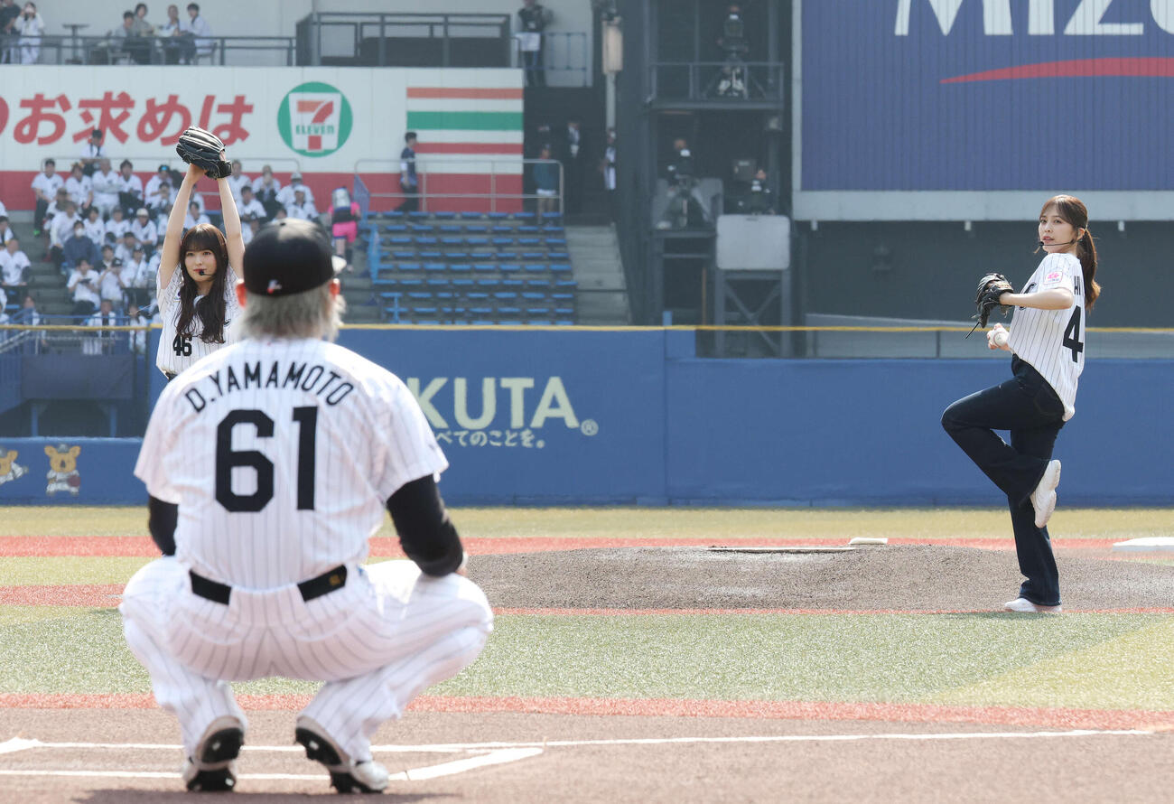 ロッテ対西武　試合前、セレモニアルピッチを務める乃木坂野球部の小川彩（左）と柴田柚菜（撮影・宮地輝）