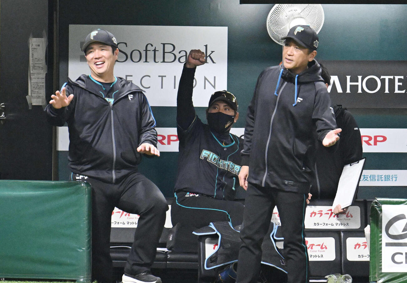 ソフトバンク対日本ハム　3回表日本ハム無死、清宮幸の本塁打に歓喜する新庄監督（中央）（撮影・林敢治）