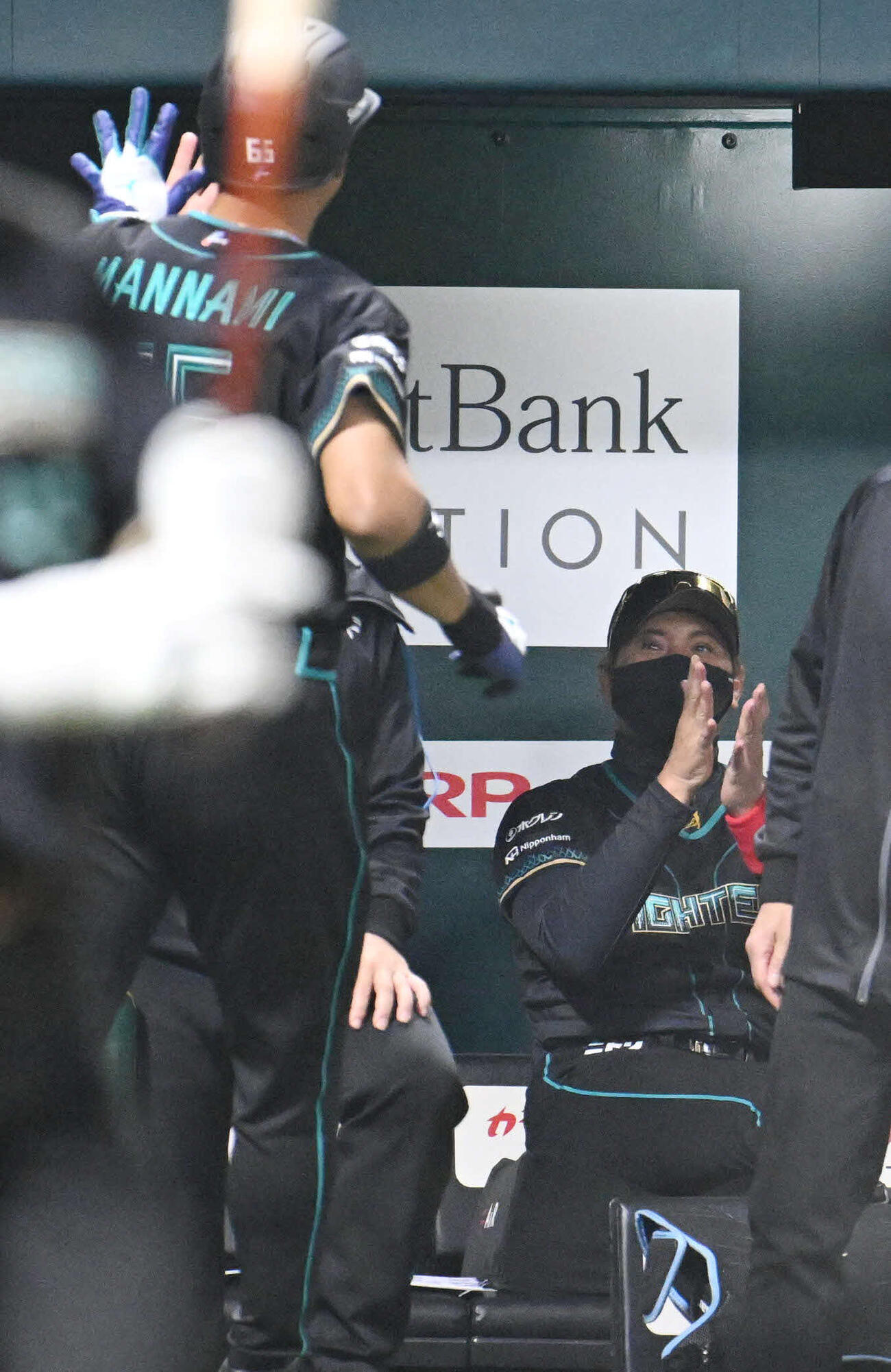 ソフトバンク対日本ハム　2回表日本ハム1死、新庄監督（右）は本塁打を放った万波に拍手を送る（撮影・林敢治）