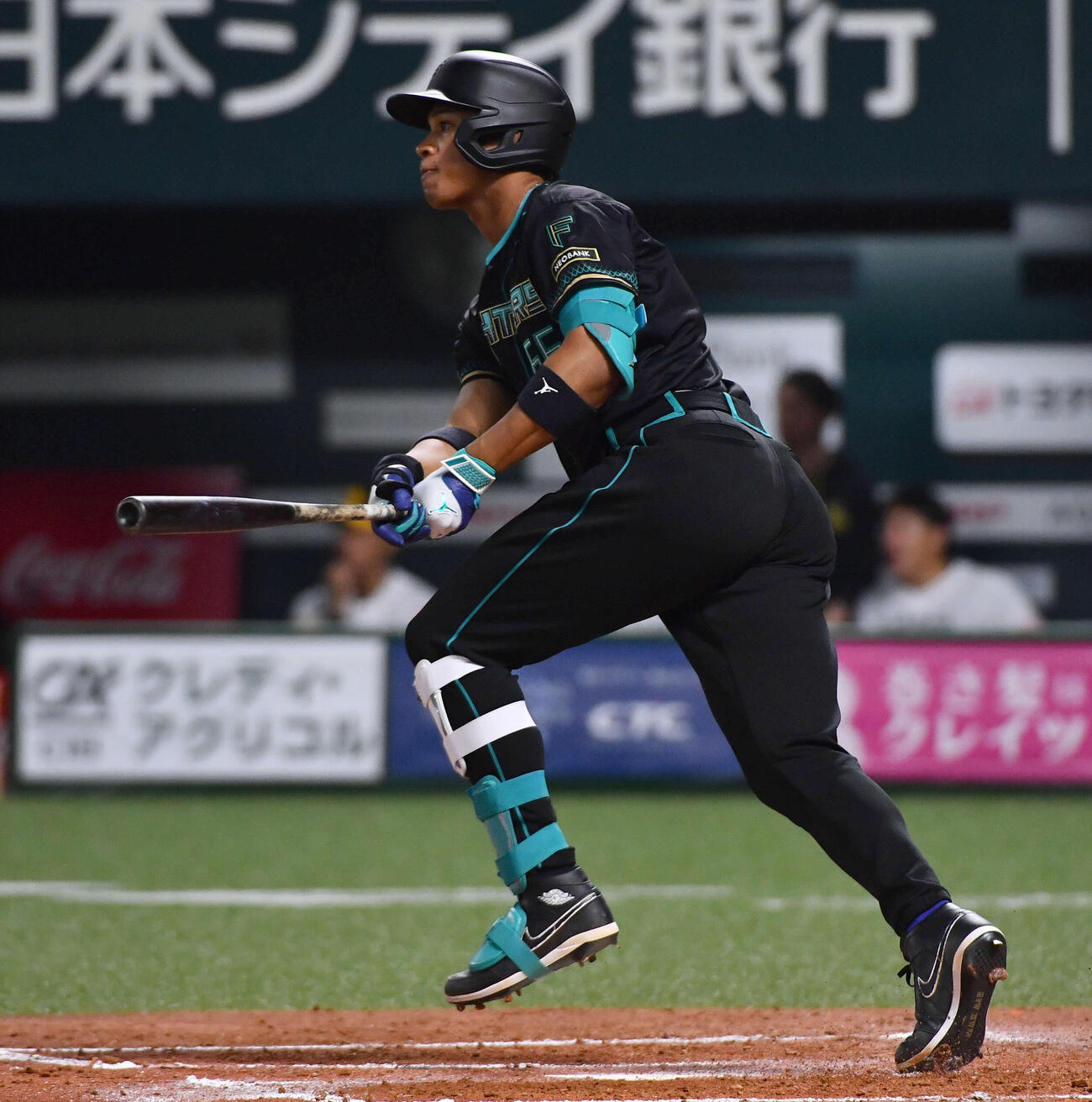 ソフトバンク対日本ハム　2回表日本ハム1死、万波は中越えに同点本塁打を放つ（撮影・岩下翔太）