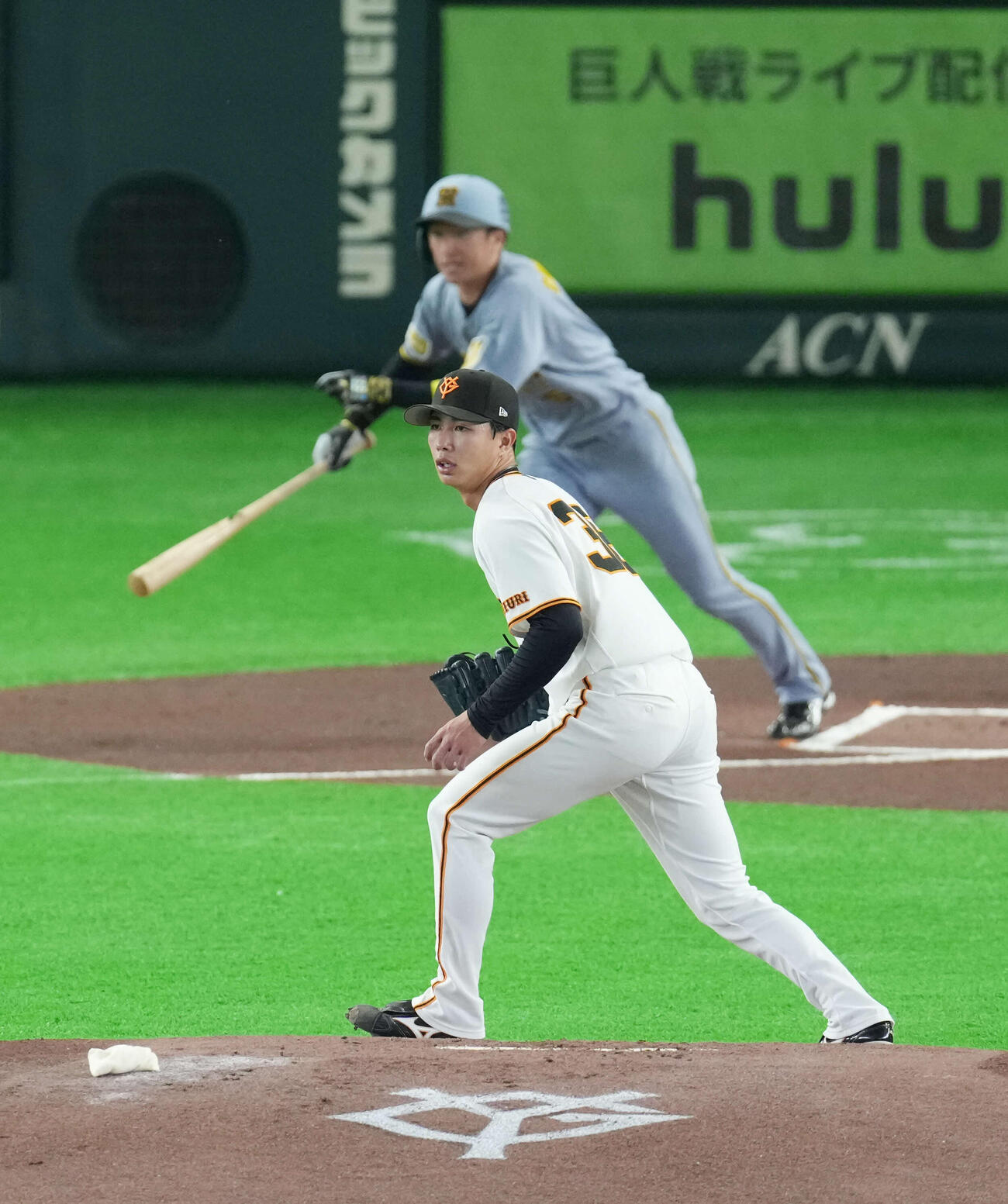 巨人対阪神　1回表阪神無死、近本に右安打を浴びる山城（撮影・増田悦実）