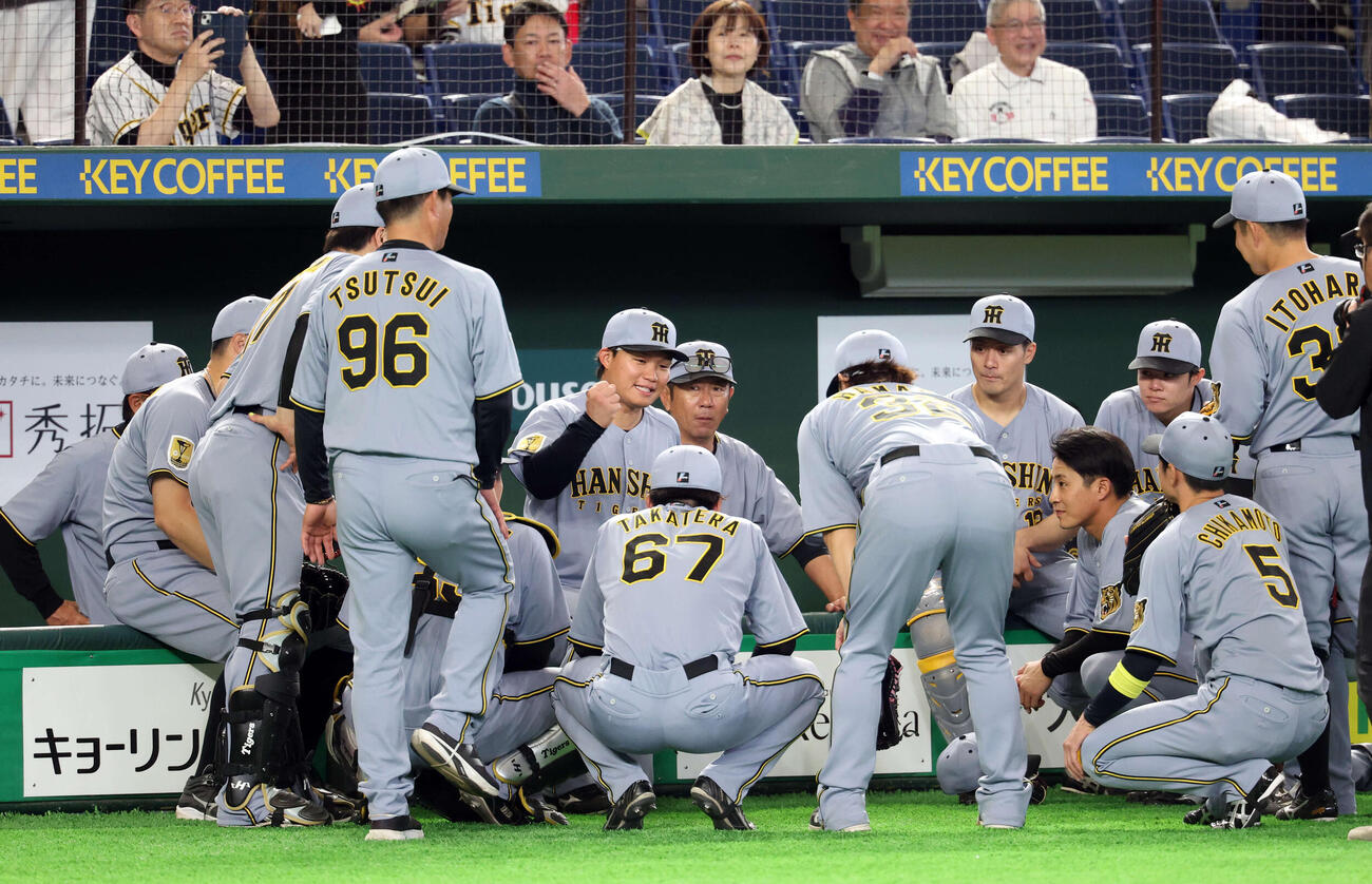 巨人対阪神　試合前円陣で声だしする阪神森下（中央）（撮影・浅見桂子）