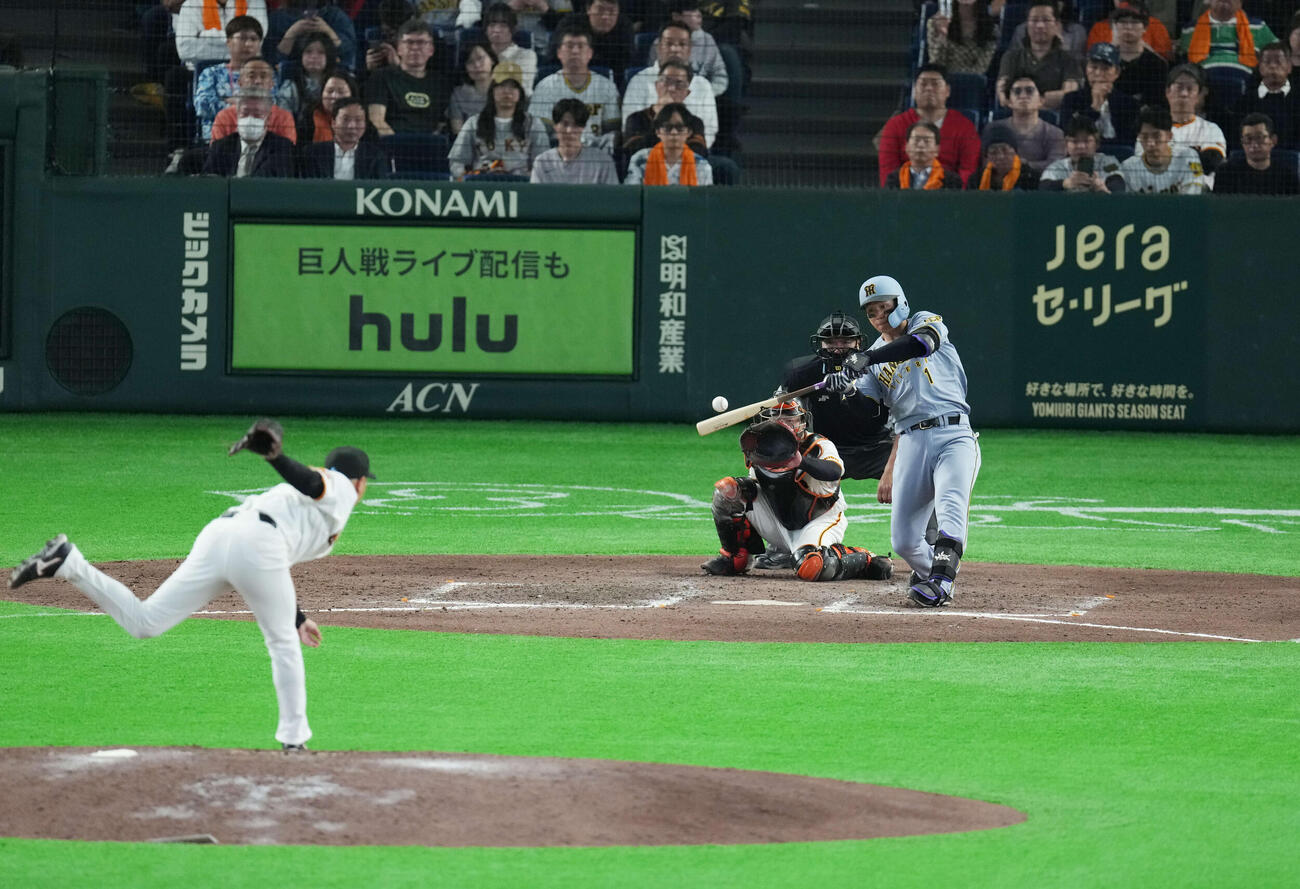 巨人対阪神　9回表阪神1死、本塁打を放つ森下。投手は石川（撮影・増田悦実）