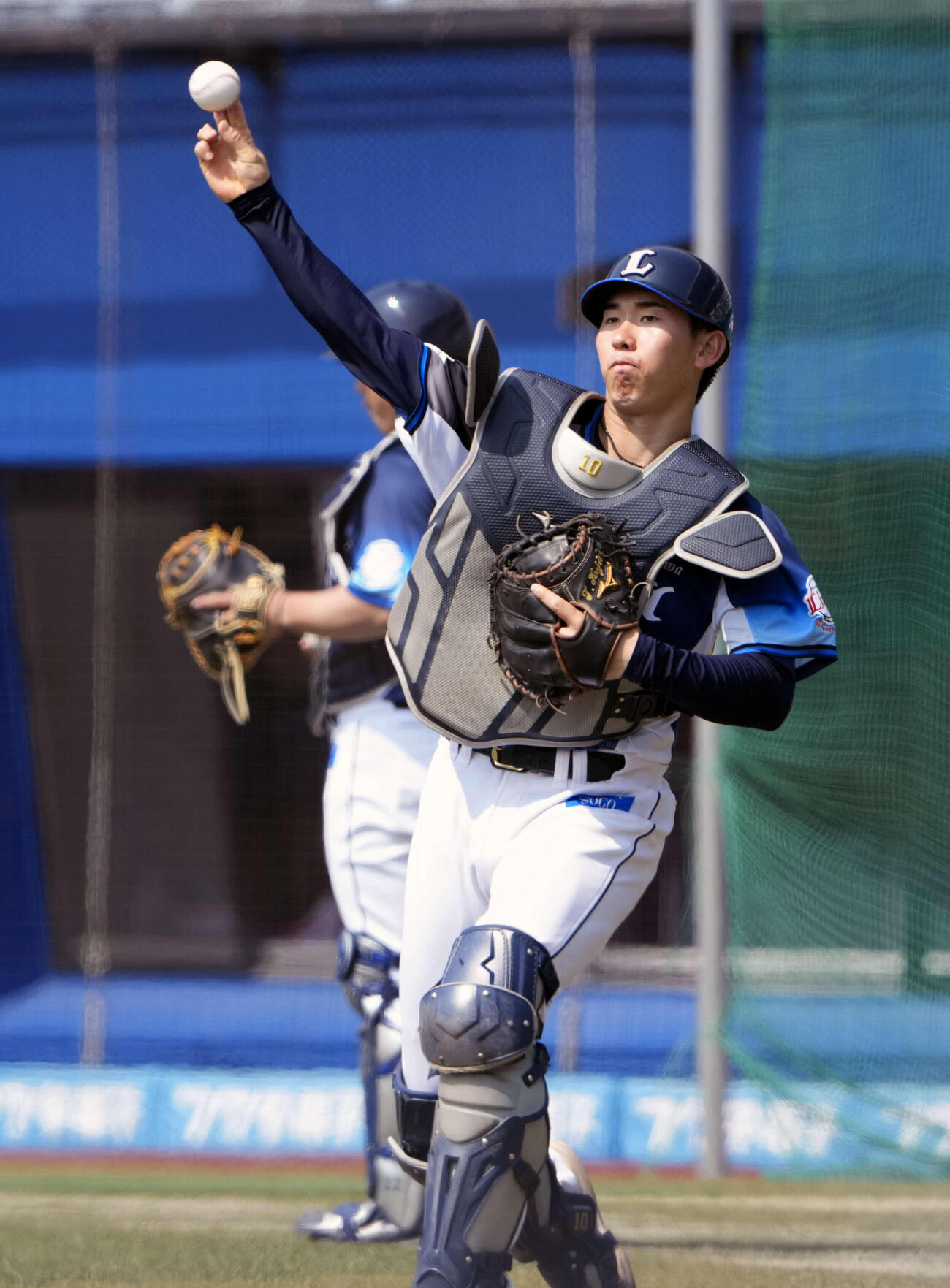 キャッチボールをする西武小島（撮影・小島史椰）